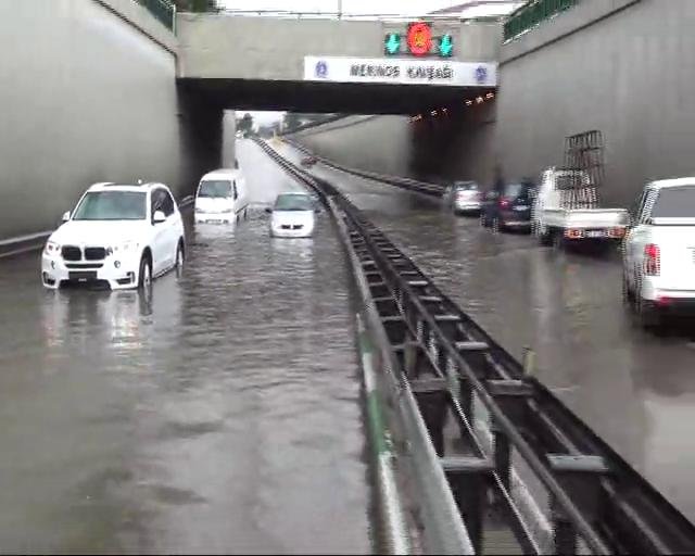 Bursa'yı yine yağmur vurdu