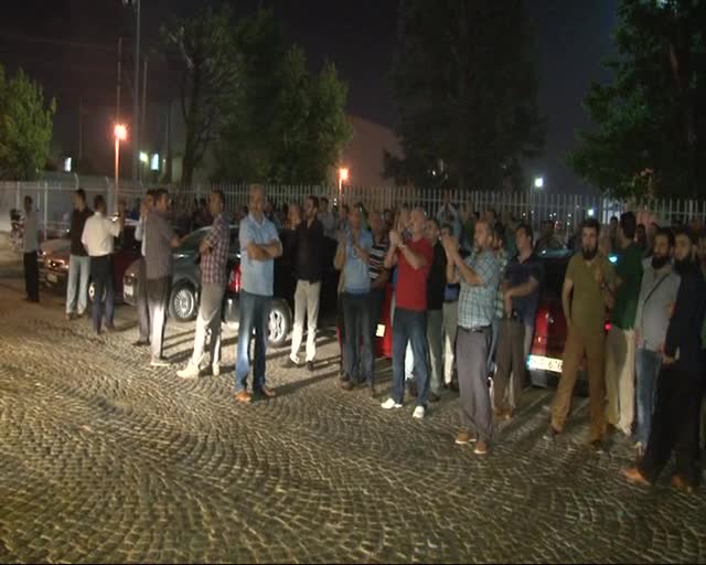 Bursa'da işten çıkarılan işçiler fabrika önünde eylemde