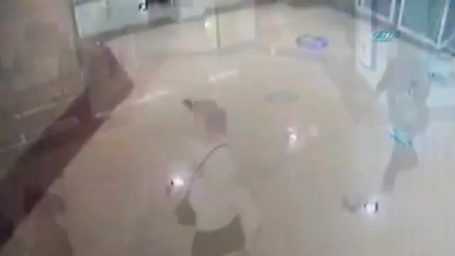 87 yaşındaki sürücü AVM'yi otopark sanırsa...