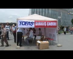 Tofaş'tan atılan sağır ve dilsiz işçiler, işaret diliyle açıklama yaptı