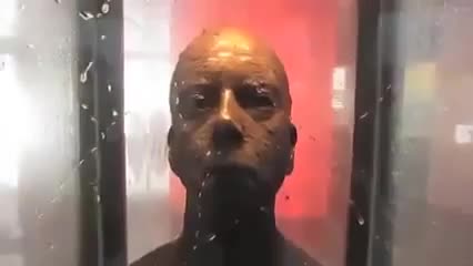 Dikkat! Bu heykelin gözlerine bakmayın!
