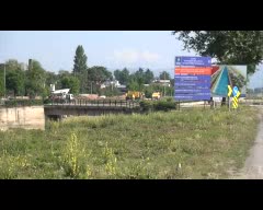 Akasya ağaçlarını vinçle söküp başka yere naklettiler