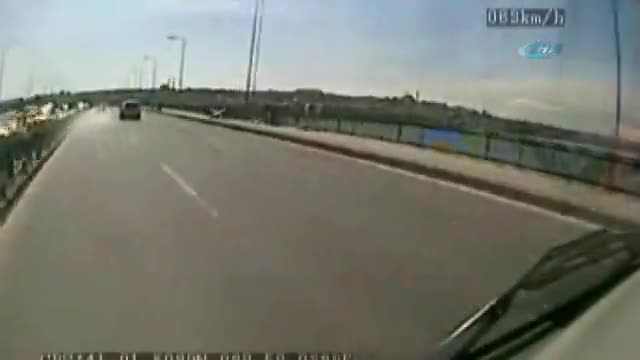 Motosiklet böyle takla attı !