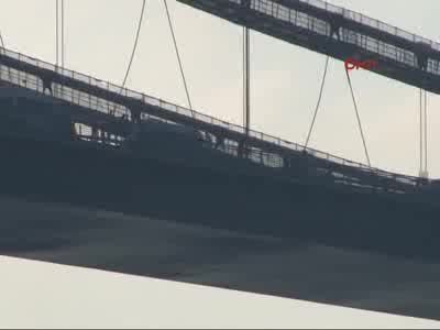 Boğaziçi Köprüsü'nde intihar girişimi trafiği aksattı