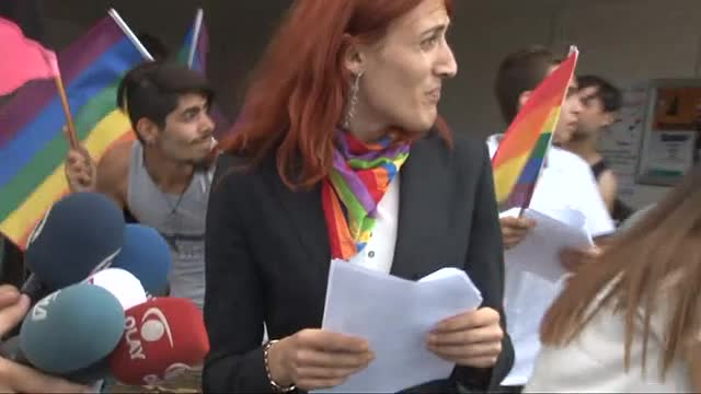Bursa'da LGBTİ'li gruba taşlı saldırı-2
