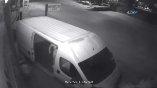 Bursa'da bir minibüs dolusu lastik çaldılar!