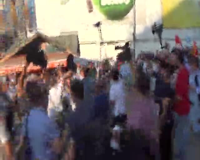 Bursa'da Suruç protestoları sırasında bir polis memuru yaralandı