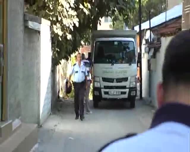 Bursa'daki evden 4 kamyon çöp çıktı!