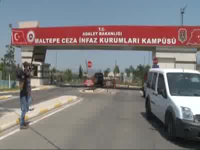 Askeri tabur binasına ateş açıldı