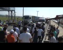 Otomobil, iki kamyon arasında kalarak hurdaya döndü: 2 ölü