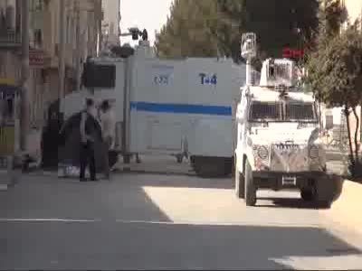 Mardin'de yol kesen PKK'lılara polis müdahale etti