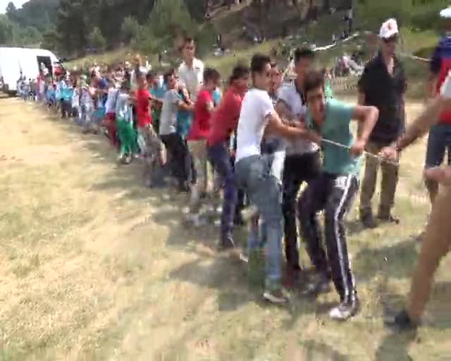 Yardıma muhtaç aileler piknikte bir araya geldi