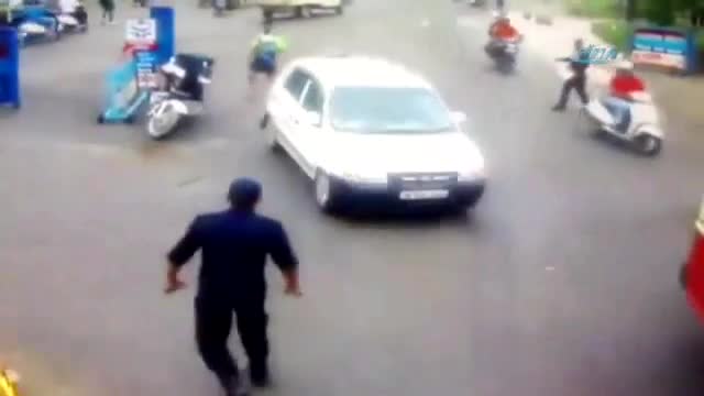 Alkollü sürücü eze eze kaçtı