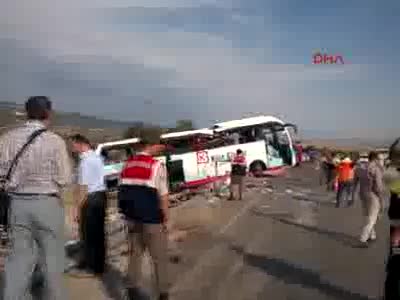 Tur otobüsü devrildi 4 ölü, 38 yaralı
