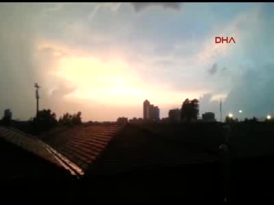 Yaz yağmuru hayatı felç etti