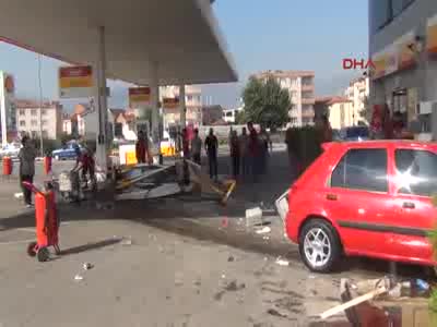 Otomobil akaryakıt istasyonuna daldı: 2 yaralı