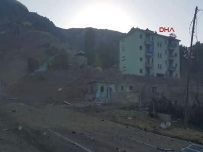 Bomba yüklü minibüs nizamiye önünde patlatıldı 1 asker ile 4 sivil yaralı