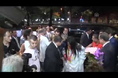 Müziğin divası Bülent Ersoy, Bursa'da özel bir restoranın açılışına katıldı