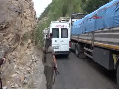 Yol kesen PKK'lılar 3 aracı yaktı