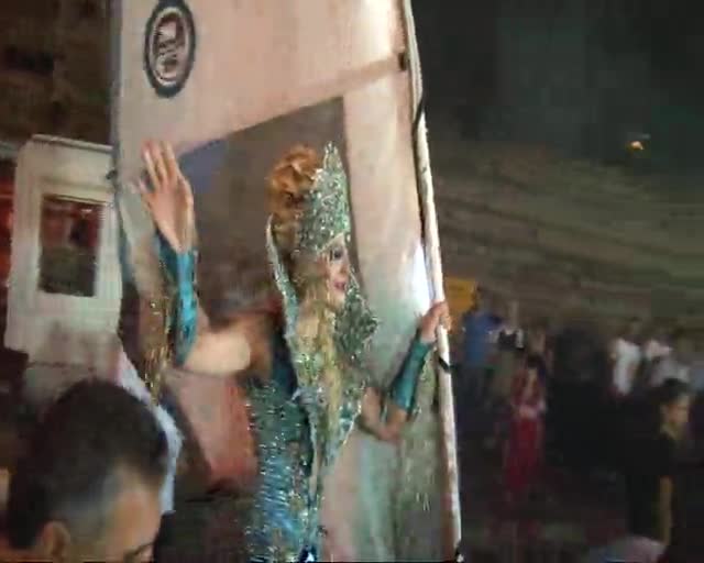 Bursa'da kınaya yelkenle, düğüne vinçle geldi!