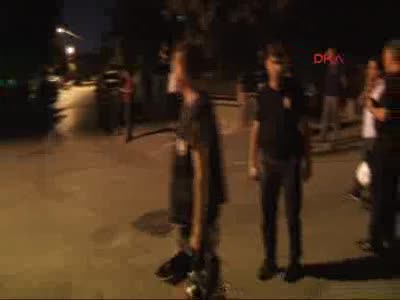 Teröre tepki eyleminde polise sarılan gence, polis müdürü biber gazı sıktı
