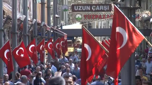 Tarihi Bursa Kapalıçarşı Türk Bayraklarıyla donatıldı