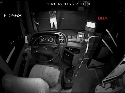 Otobüse molotoflu saldırı kamerada