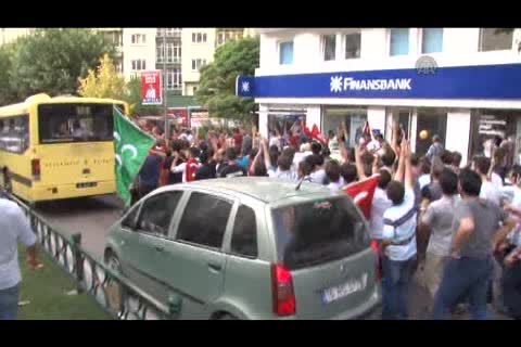 Bursa'da HDP binasına Türk bayrağı asıldı!
