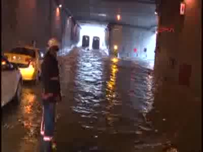 Taksim tünelini su bastı