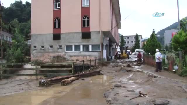 Fıkra gibi: Dere yatağına bina !