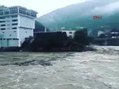 Artvin'de sel faciası!