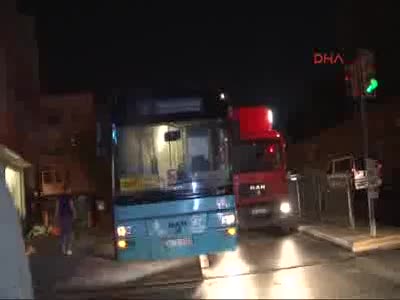 Özel halk otobüsüne taşlı molotoflu saldırı