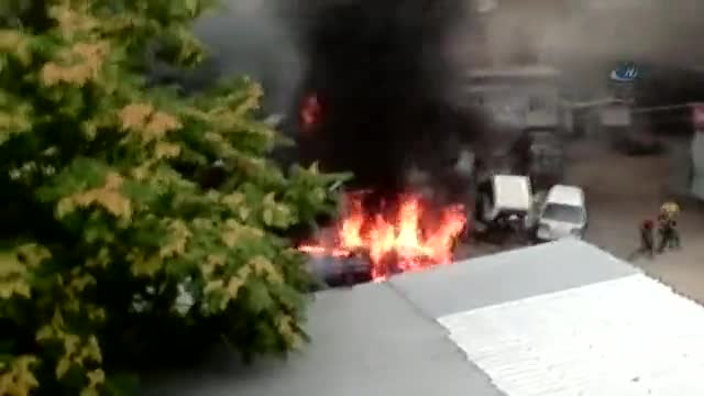 Bursa'da 3 aracın yanmasına sebebiyet verdi, hiç bir şey olmamış gibi sigara içti...
