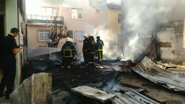 Bursa'da garaj kül oldu