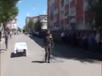 Şehit polis, bir hafta önce ölen annesinin yanına defnedildi