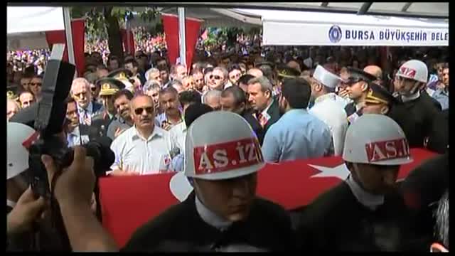 Bursa'da şehit yarbayın cenaze töreninde arbede yaşandı!