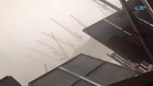 Kabe'deki vincin düşme anları kameralara yansıdı