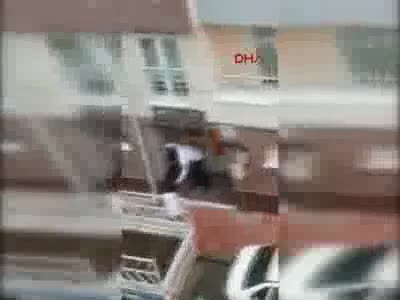 Sevgilisine sokak ortasında şiddet uyguladı!