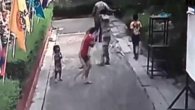 Eşinin yüzüne kezzap attı !