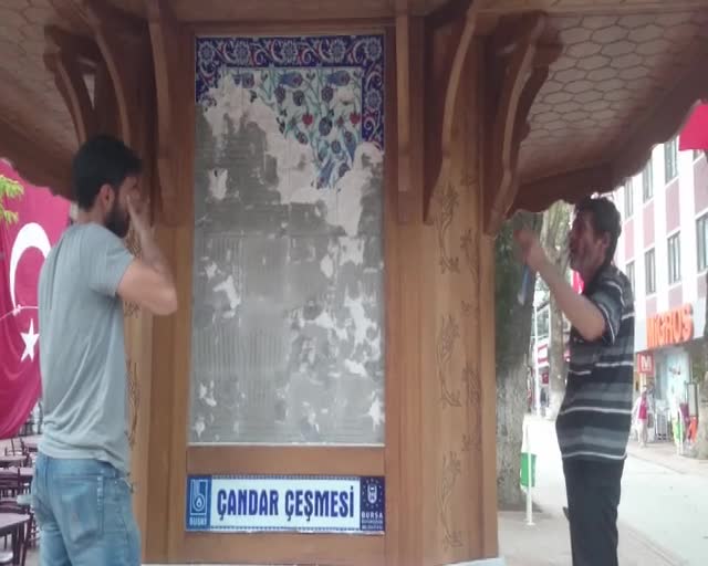 Bursa'da yaptığı çeşmenin çinilerini kendi elleriyle kırdı