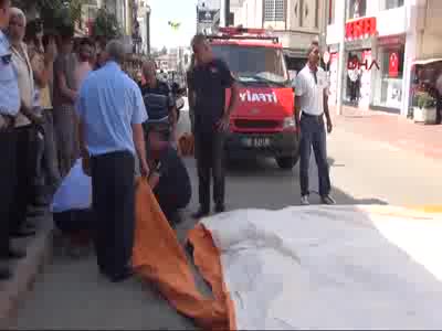 Kendini yakmaya çalışırken polis kurtardı!