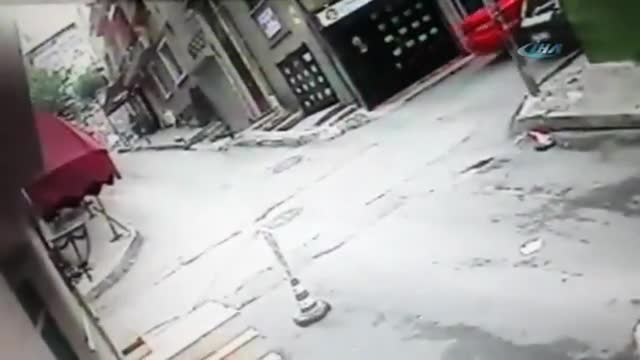 İranlı turiste kapkaç şoku kamerada