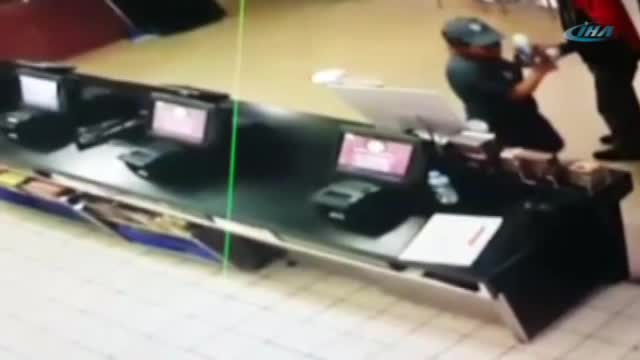Restorandaki cep telefonu hırsızlığı kamerada