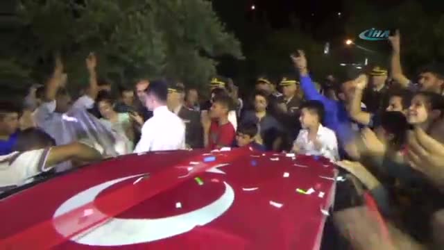 Kendi düğününe yetişemeyen asker, gelinine kavuştu!