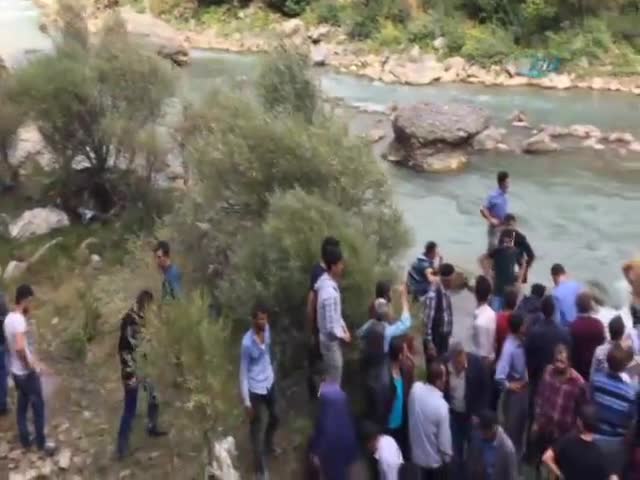 Otomobil Botan Çayına uçtu: 4 ölü