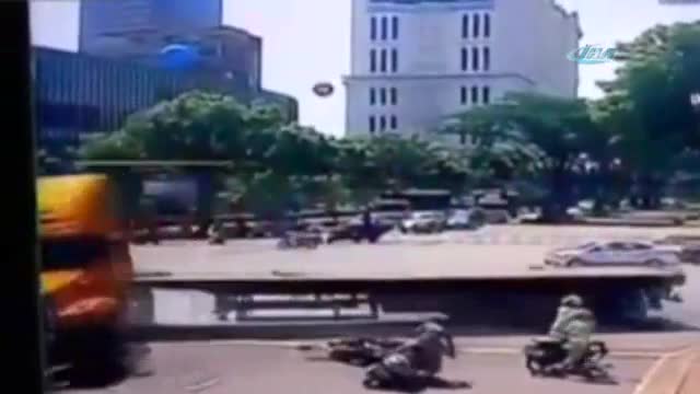 TIR motosikletlerin arasına daldı