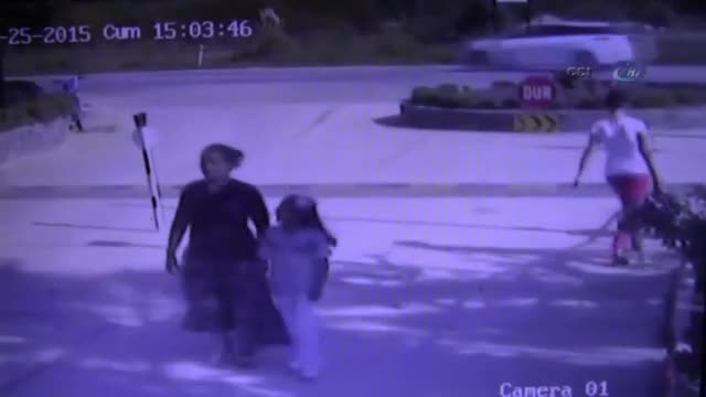 Bursa'da çocuk otomobilin altında böyle kaldı!