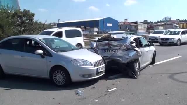İstanbul'da çifte kaza: 18 yaralı, trafik felç!