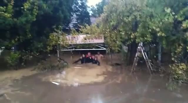 Gemlik'te selde mahsur kaldılar
