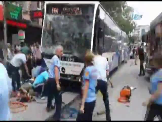 Ankara'da otobüs durağa daldı!